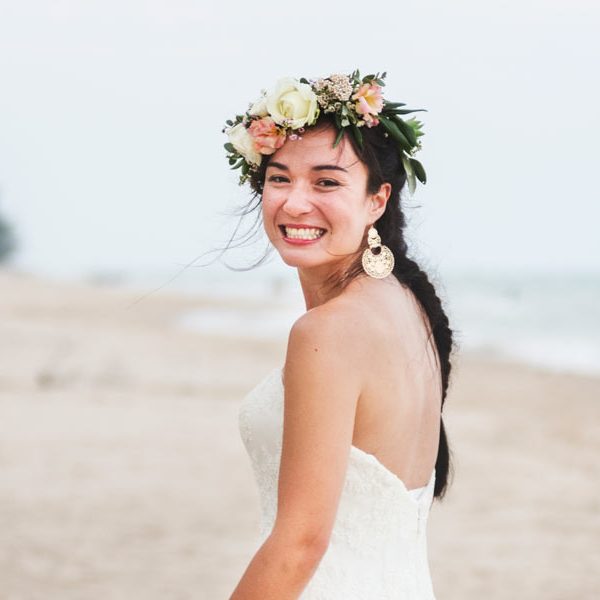 beautiful-bride-by-the-sea-MS2A97G.jpg